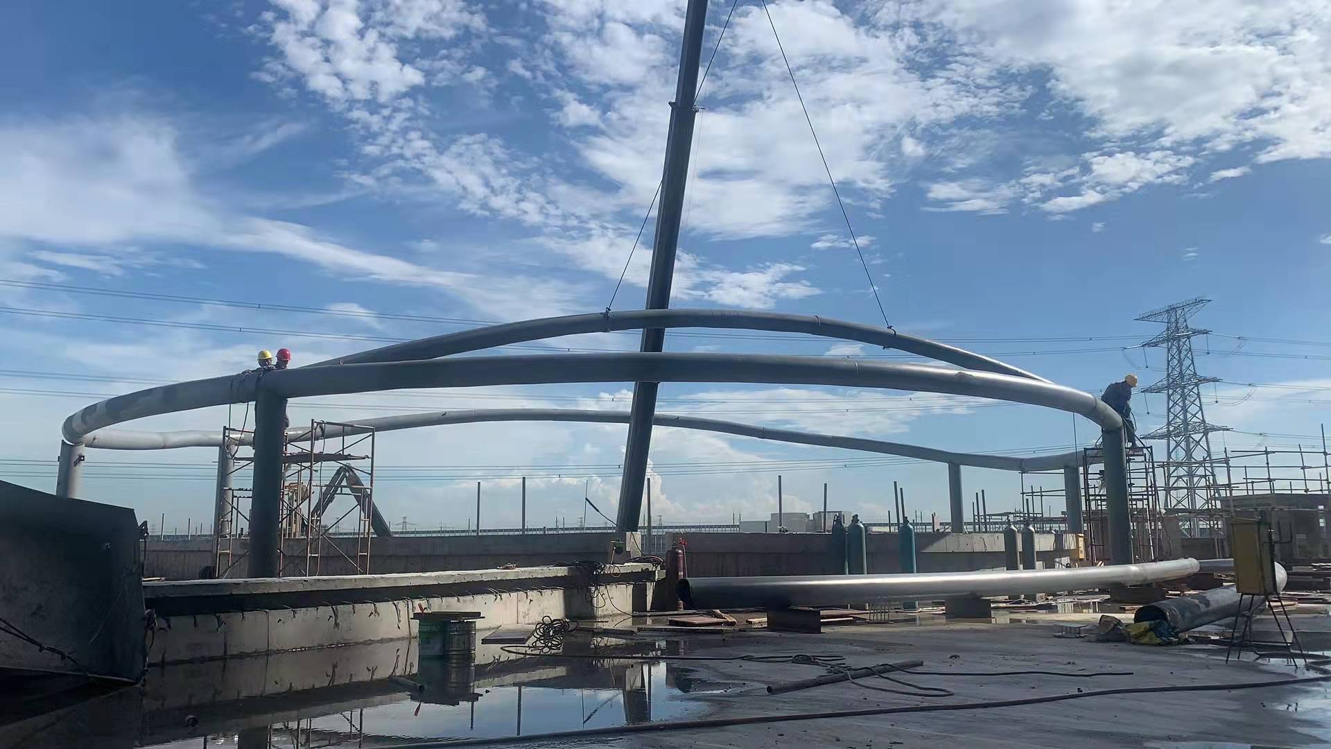 鋼(gang)結構(gou)的(de)髮展歷程(cheng)      廣東(dong)鋼(gang)構(gou)公(gong)司選(xuan)擇(ze)廣州(zhou)經緯(wei)鋼(gang)結(jie)構工程有(you)限公(gong)司(si) 咨詢電話：13925156722