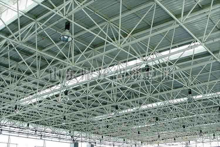 網架(jia)結(jie)構(gou)的支(zhi)承方式(shi)有(you)哪(na)些    廣(guang)東網(wang)架公司(si)選(xuan)擇(ze)廣州(zhou)經(jing)緯(wei)鋼結構(gou)工程有(you)限(xian)公司(si) 咨(zi)詢電話(hua)：13925156722