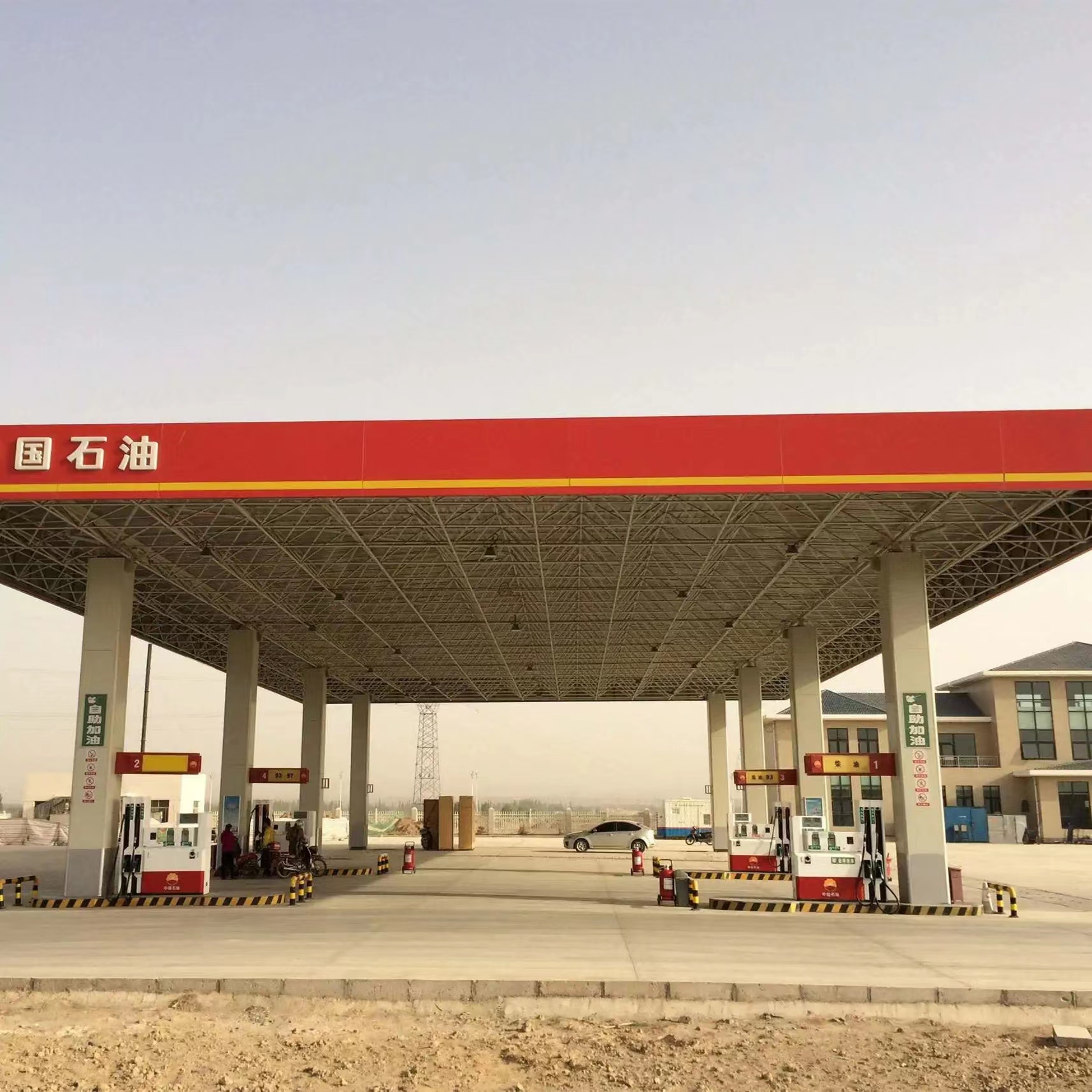 網(wang)架屋(wu)麵(mian)一(yi)般(ban)用(yong)哪些材(cai)料？   廣東(dong)網架(jia)公司(si)選(xuan)擇廣(guang)州經緯(wei)鋼(gang)結構工程(cheng)有限(xian)公(gong)司(si) 咨(zi)詢電(dian)話(hua)：13925156722