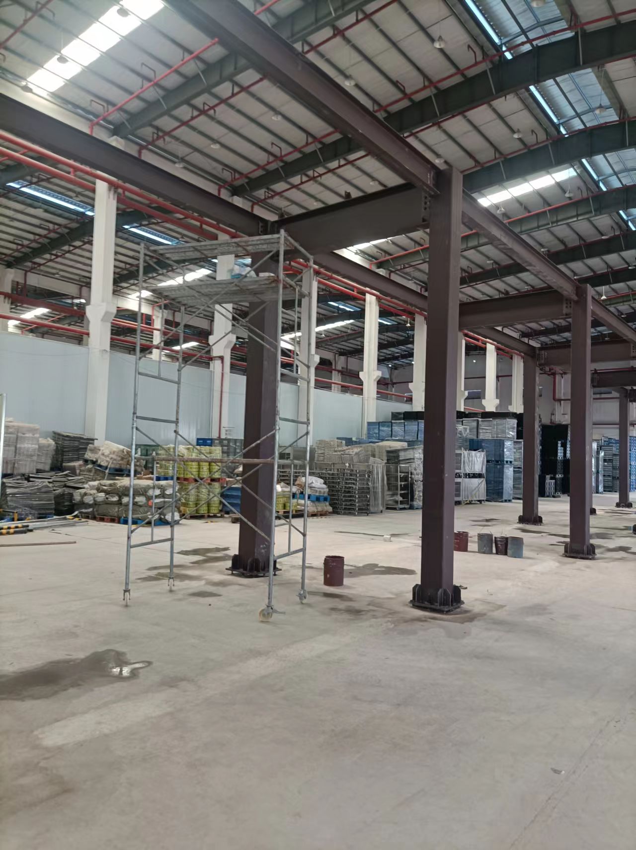 鋼結構廠房支弔(diao)架(jia)適(shi)用範(fan)圍及(ji)安裝特點      廣(guang)東(dong)鋼結構公(gong)司(si)選(xuan)擇(ze)廣州(zhou)經(jing)緯鋼(gang)結(jie)構(gou)工程(cheng)有(you)限(xian)公(gong)司   咨詢電話：13925156722 