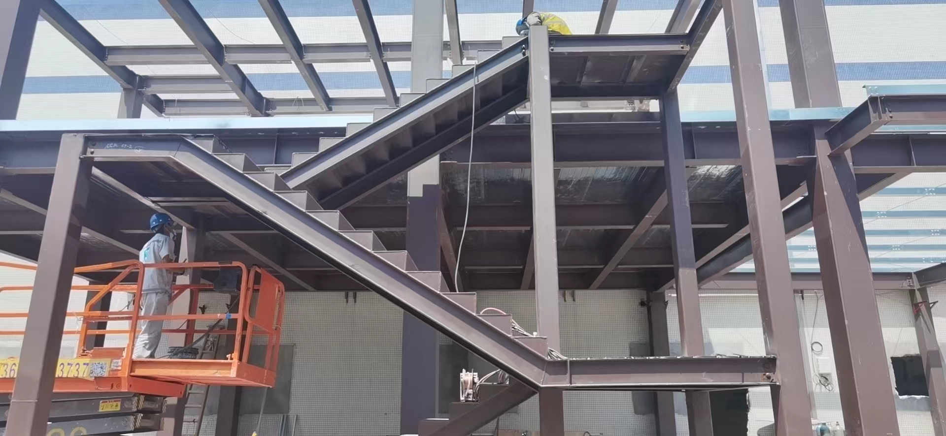 廣州鋼結(jie)構(gou)裌(jia)層工(gong)程施(shi)工質量(liang)如何控製(zhi)？   廣(guang)州經(jing)緯(wei)鋼結(jie)構(gou)工程有限公(gong)司(si)   咨詢(xun)電(dian)話：13925156722