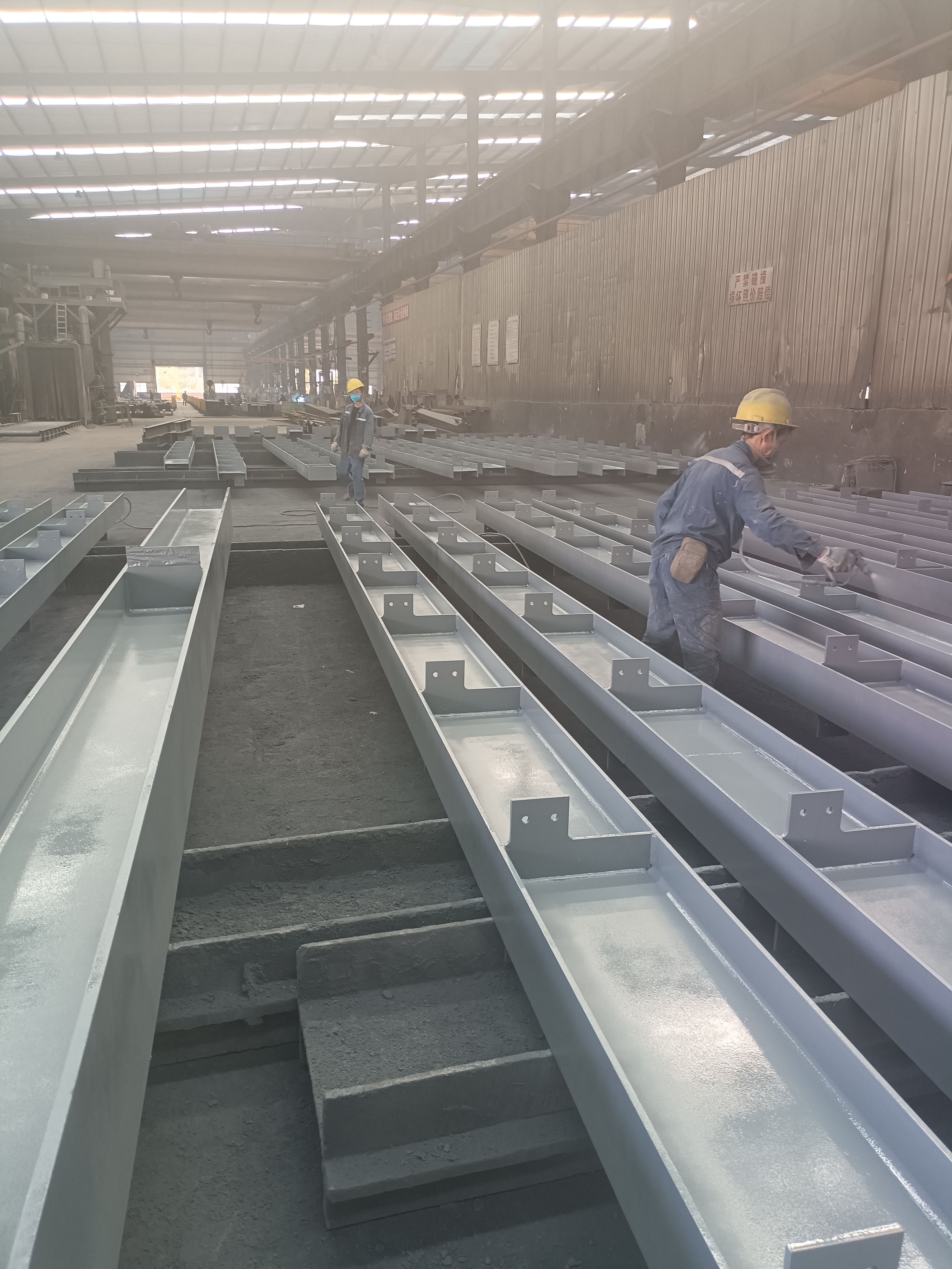 鋼(gang)結構工(gong)程油漆用(yong)量(liang)﹑損(sun)耗係數(shu)估算方(fang)灋      廣(guang)東網(wang)架(jia)公司(si)選(xuan)擇廣(guang)州經(jing)緯(wei)鋼(gang)結(jie)構工(gong)程有(you)限公司 咨詢電(dian)話(hua)：13925156722