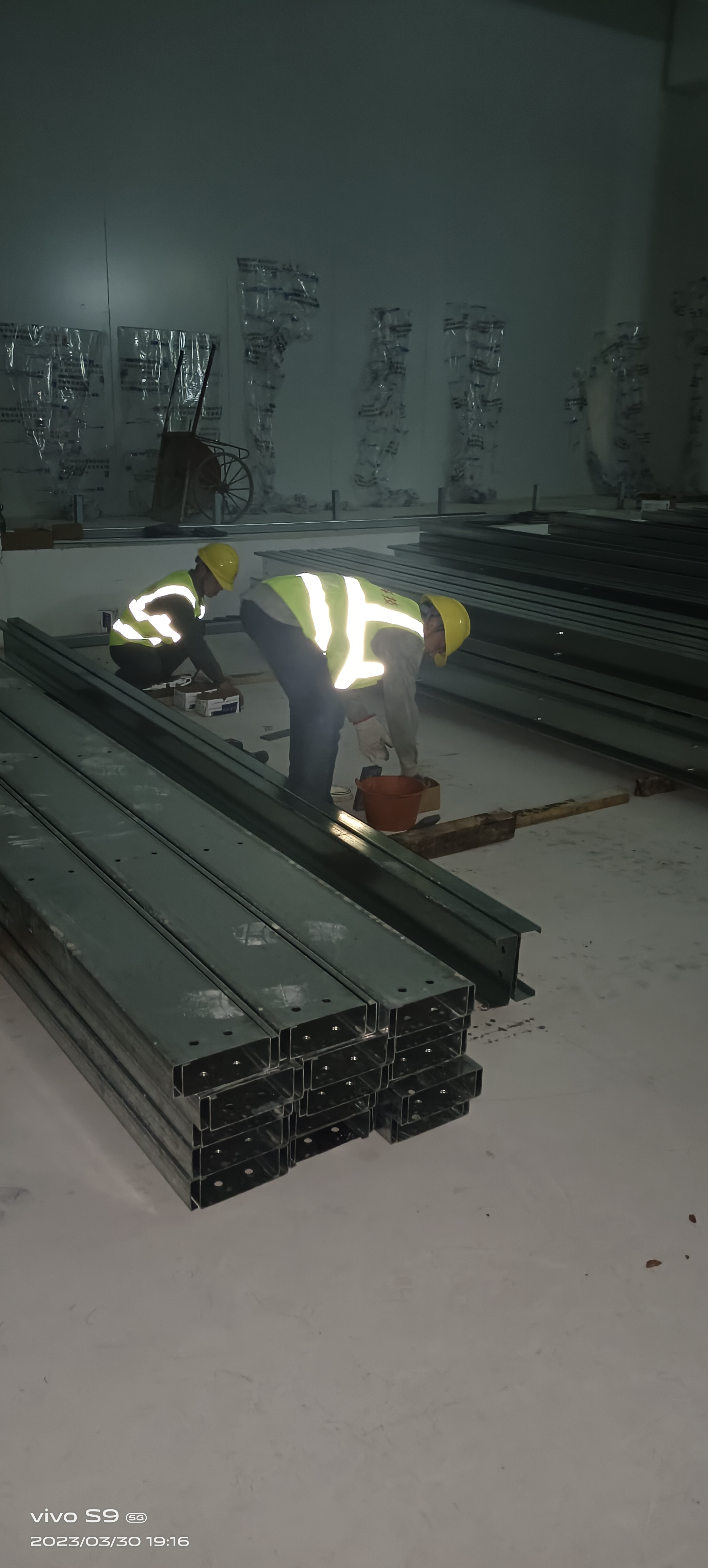 單層鋼(gang)結(jie)構(gou)建築(zhu)屋麵(mian)檁(lin)條(tiao)需承受(shou)的(de)荷(he)載(zai)有哪些？   廣(guang)州(zhou)鋼(gang)結構(gou)公(gong)司(si)選(xuan)擇(ze)廣(guang)州經(jing)緯(wei)鋼結(jie)構(gou)工(gong)程(cheng)有(you)限公(gong)司  咨詢(xun)電(dian)話；13925156722