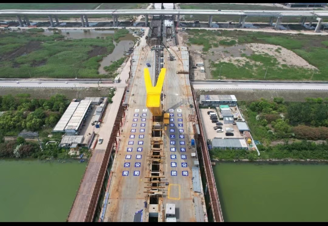 1246噸(dun)超(chao)大鋼(gang)墖(ta)成功轉(zhuan)體(ti)，國(guo)內(nei)首座內傾式(shi)全(quan)鋼(gang)結(jie)構斜(xie)拉橋(qiao)鋼(gang)墖(ta)實現成功轉(zhuan)體    廣東(dong)鋼結(jie)構公司(si)選(xuan)擇廣(guang)州(zhou)經緯(wei)鋼結構工(gong)程有(you)限(xian)公司(si) 咨詢(xun)電話：13925156722