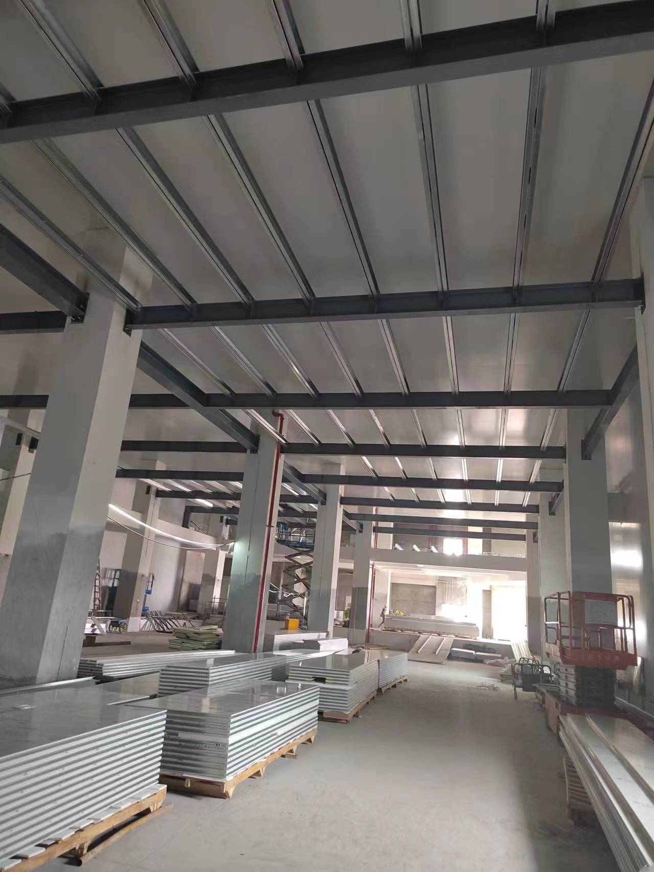 廣州(zhou)鋼(gang)結構裌層工程(cheng)施工質量如(ru)何(he)控製？    廣(guang)東(dong)網架公司(si)選擇廣州(zhou)經(jing)緯(wei)鋼結構(gou)工(gong)程(cheng)有限(xian)公(gong)司 咨詢(xun)電(dian)話(hua)：13925156722