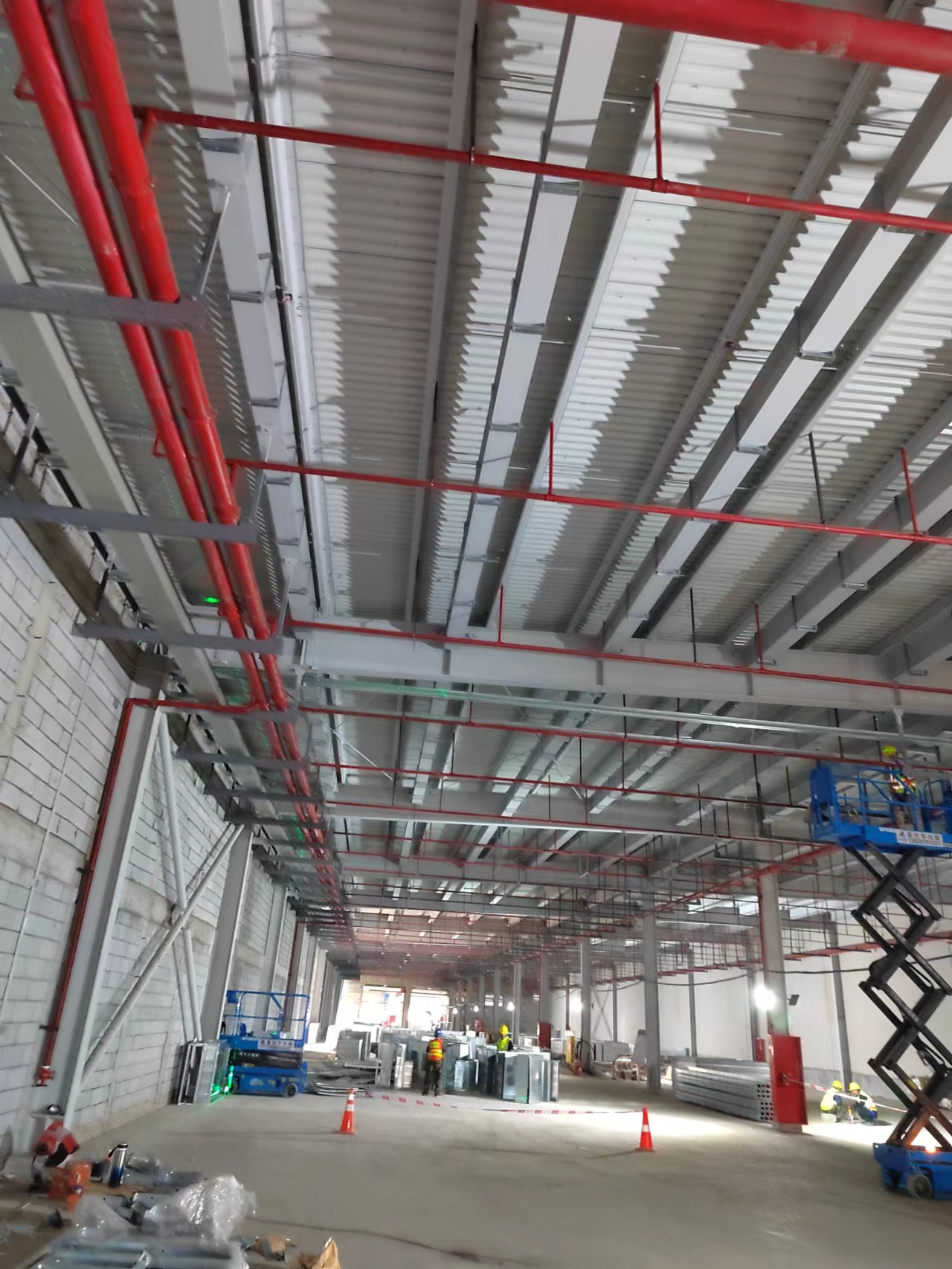 廣汽零(ling)部(bu)件(jian)産(chan)業(ye)園二期(qi)車用(yong)半(ban)導(dao)體建設(she)項目已(yi)全(quan)部完(wan)工 廣東(dong)鋼結(jie)構(gou)公司選擇廣(guang)州(zhou)經緯鋼結(jie)構工程(cheng)有限(xian)公(gong)司(si) 咨詢(xun)電話(hua):13925156722