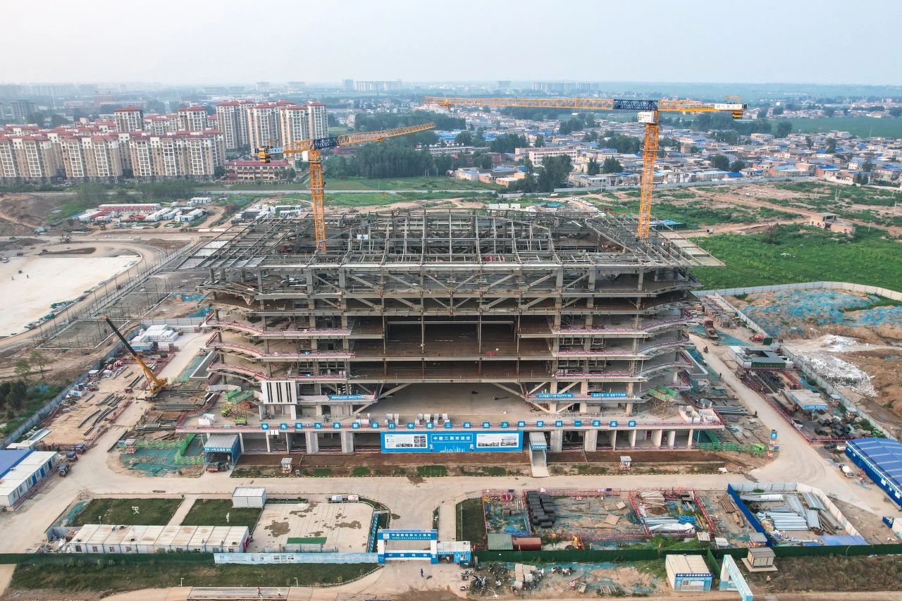 鶴壁(bi)工程技(ji)術學院新(xin)校(xiao)區項目鋼(gang)結(jie)構(gou)封頂 廣東鋼結(jie)構(gou)公(gong)司(si)選(xuan)擇廣州(zhou)經(jing)緯(wei)鋼(gang)結(jie)構(gou)工程(cheng)有限(xian)公司 咨(zi)詢電(dian)話(hua):13925156722