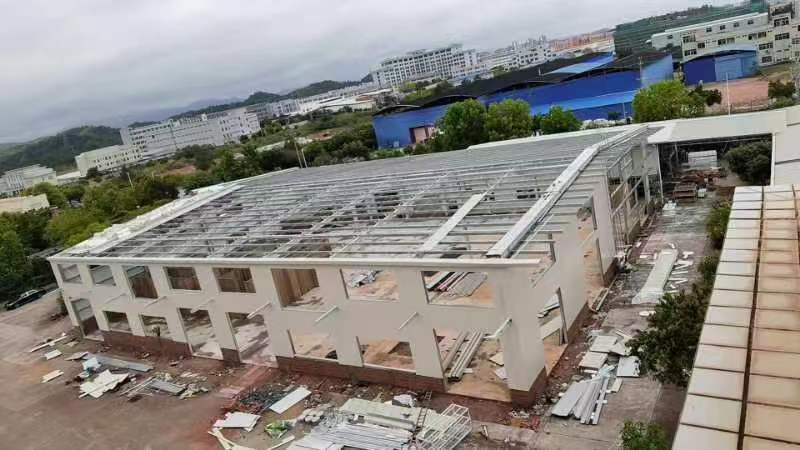 單(dan)層(ceng)鋼(gang)結(jie)構建(jian)築屋(wu)麵檁條需(xu)承(cheng)受(shou)的(de)荷載有哪些？    廣州網架公司(si)選(xuan)擇廣州經(jing)緯鋼(gang)結構工程有(you)限公司  咨(zi)詢(xun)電(dian)話(hua)：13925156722