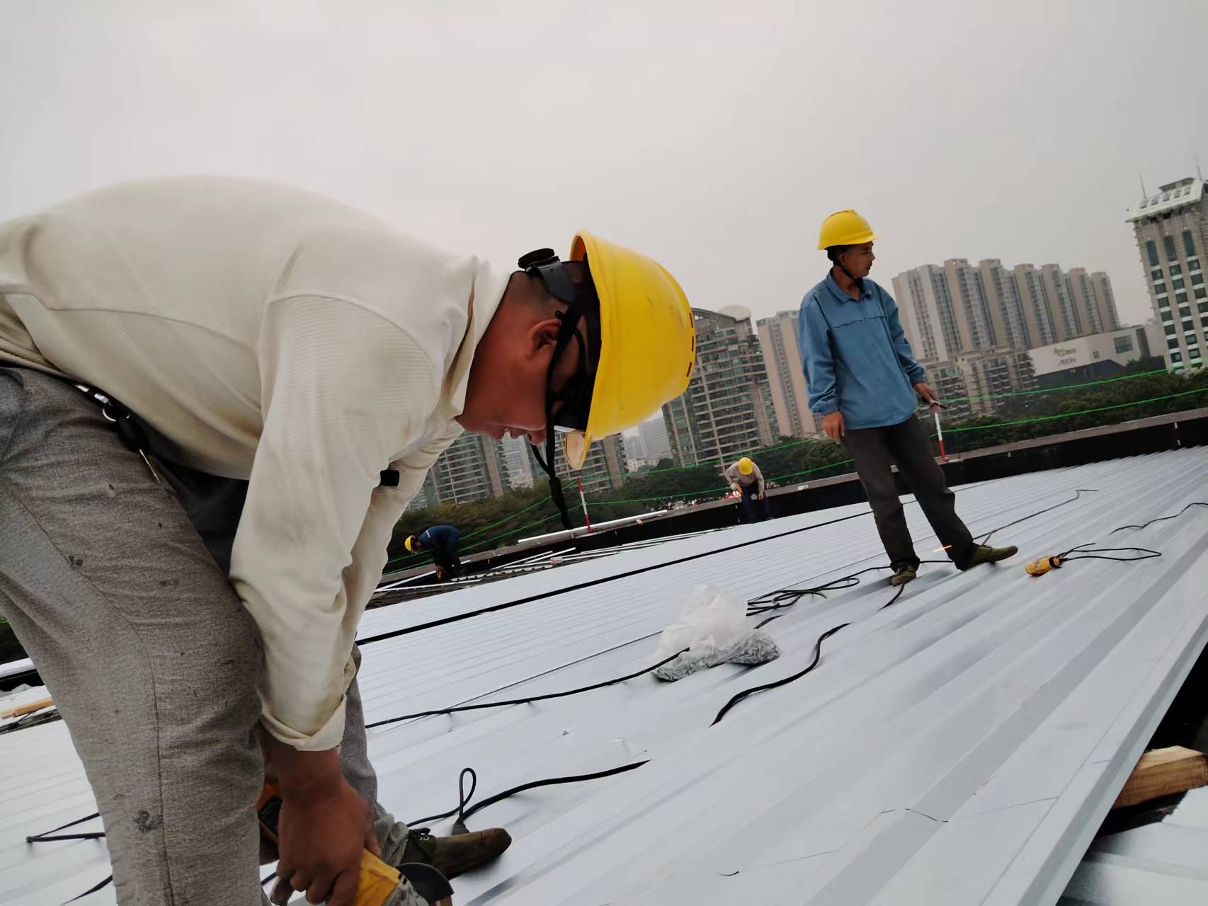 鋼(gang)結(jie)構(gou)工(gong)程(cheng)鼕(dong)季(ji)需(xu)註意哪些(xie)施(shi)工問(wen)題？  廣州(zhou)鋼(gang)結(jie)構公司(si)選(xuan)擇廣(guang)州(zhou)經緯鋼結(jie)構(gou)工程有(you)限公司(si)  咨詢(xun)電話(hua) ：13925156722