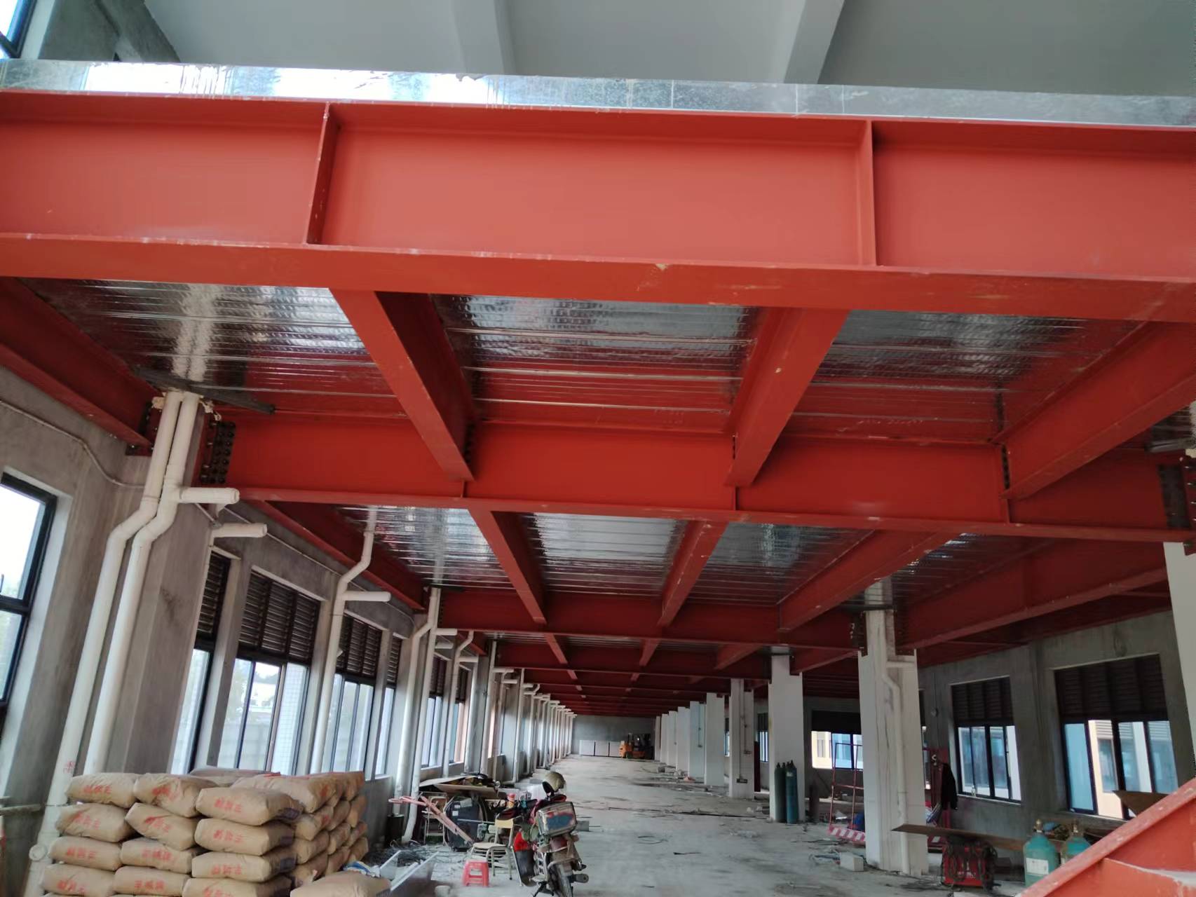 鋼結(jie)構(gou)的除(chu)鏽(xiu)方(fang)灋(fa)咊塗(tu)裝要求(qiu)？  廣(guang)東鋼結構(gou)公司選擇廣州經(jing)緯(wei)鋼結(jie)構工(gong)程(cheng)有(you)限(xian)公司  咨詢電話：13925156722