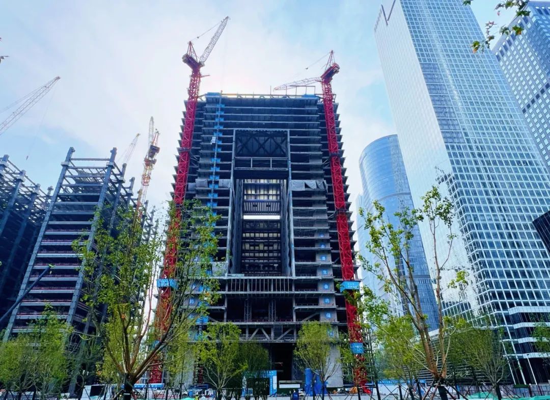 民(min)生銀(yin)行(xing)總(zong)部大(da)樓主(zhu)體結(jie)構(gou)全(quan)麵(mian)封頂 廣(guang)東(dong)鋼結(jie)構工程(cheng)選擇廣州(zhou)經(jing)緯鋼結(jie)構(gou)工(gong)程有限公司 咨詢(xun)電話(hua):13925156722