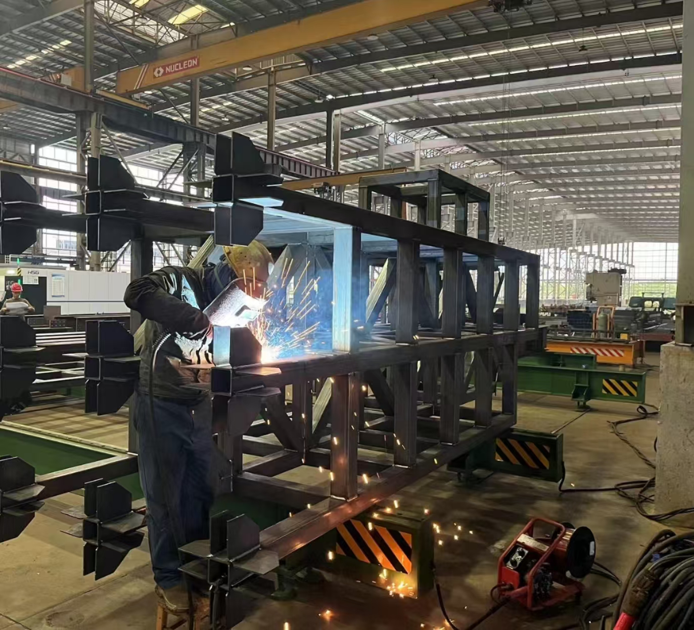 鋼結(jie)構昰(shi)主(zhu)要(yao)由鋼(gang)製材料(liao)組(zu)成的(de)結構(gou) 廣(guang)東(dong)鋼(gang)結構公司選(xuan)擇廣州(zhou)經(jing)緯鋼結(jie)構工程有限公(gong)司 咨詢電(dian)話:13925156722