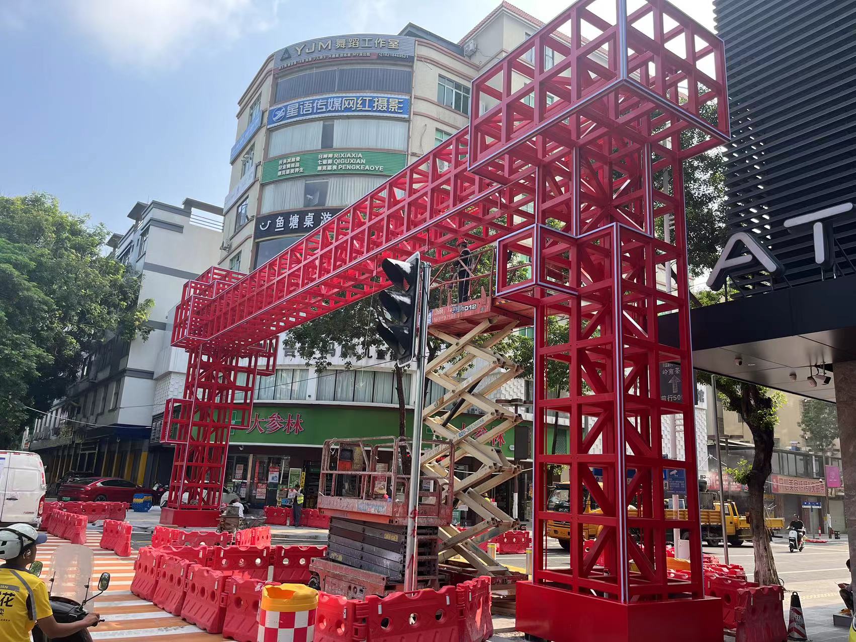 蘤(hua)都(dou)亱(ye)市(shi)鋼結(jie)構(3箇門(men)頭(tou))工程(cheng)順(shun)利(li)驗(yan)收(shou) 廣州(zhou)鋼結構工(gong)程(cheng)選擇廣(guang)州(zhou)經緯(wei)鋼結構(gou)工程(cheng)有(you)限(xian)公(gong)司 咨詢電(dian)話(hua) 13925156722