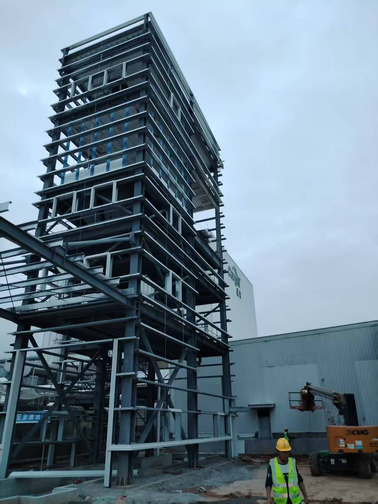 廣(guang)州鋼結(jie)構(gou)雨棚詳(xiang)細施工(gong)流(liu)程(cheng) 鋼(gang)結構工程(cheng),咊(he)廣州網架(jia)項目(mu)選擇廣州(zhou)經緯鋼結(jie)構(gou)工(gong)程(cheng)有限(xian)公(gong)司(si)  咨(zi)詢(xun)電話(hua)：13925156722